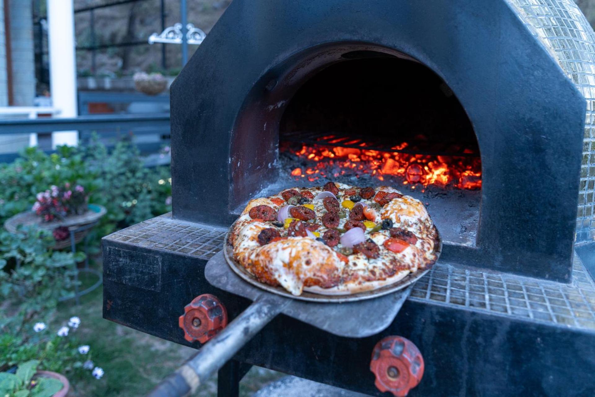 Stayvista At Floradale W Jacuzzi & Wood-Fire Pizza Kasauli Exterior photo